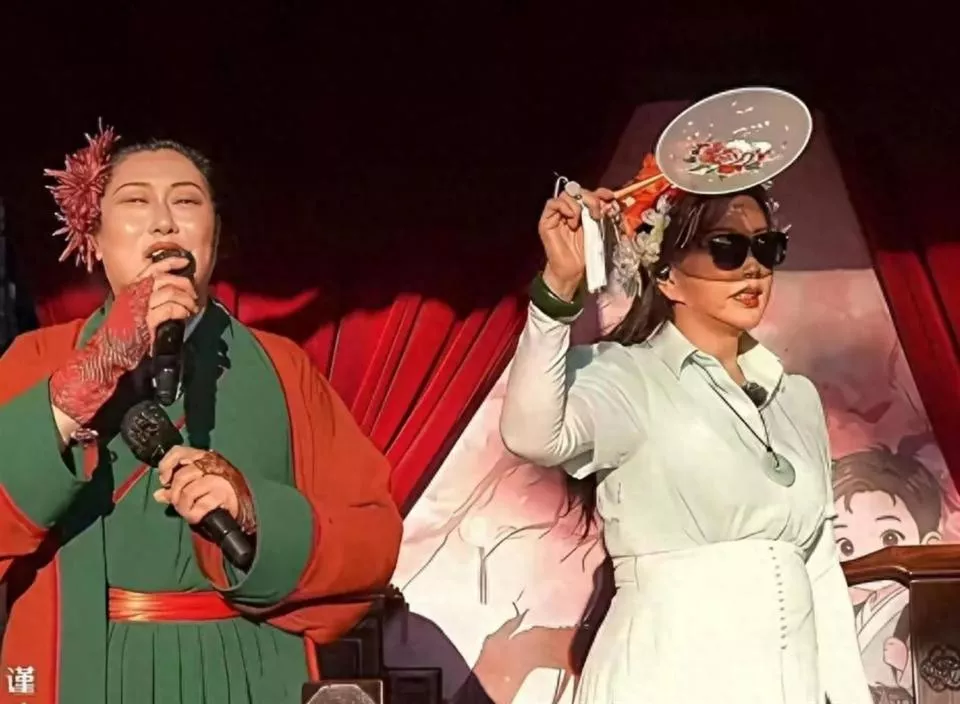 75岁刘晓庆网红王婆同台，全程冷场不愿互动