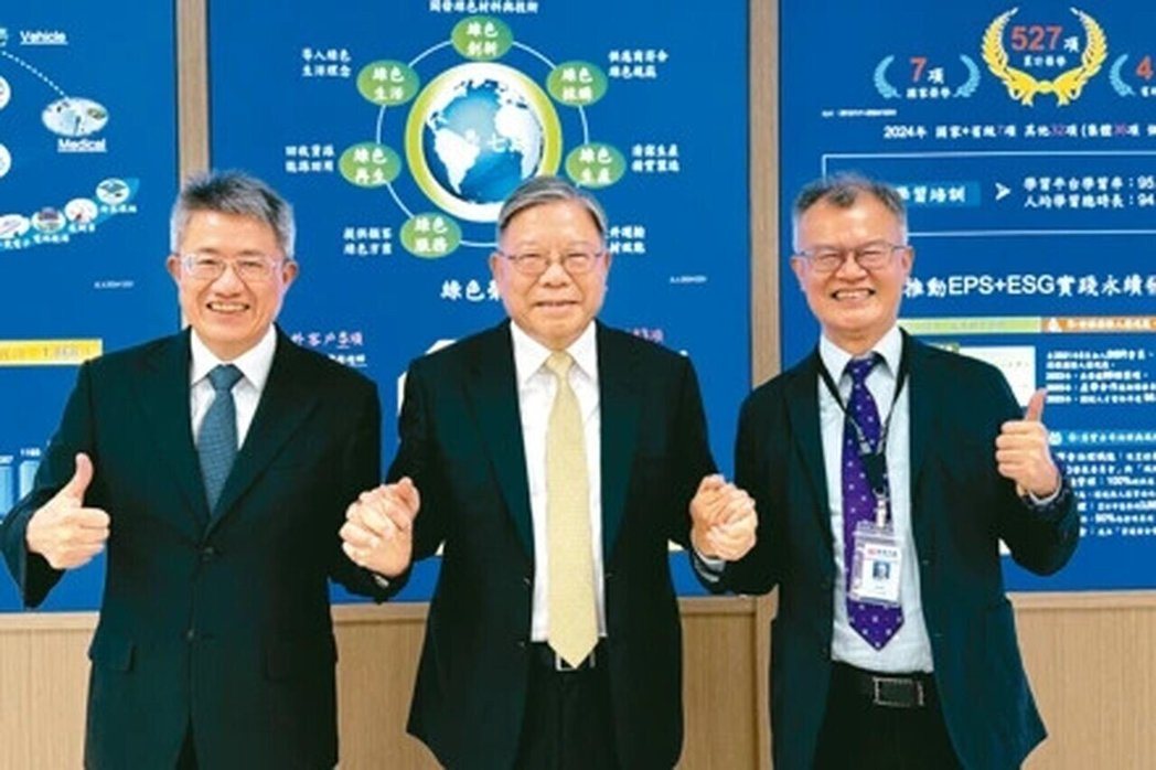 臻鼎董事长沈庆芳(中)与总经理简祯富(右)、臻鼎旗下礼鼎董事长李定转(左)打造经... 臻鼎董事长沈庆芳(中)与总经理简祯富(右)、臻鼎旗下礼鼎董事长李定转(左)打造经...