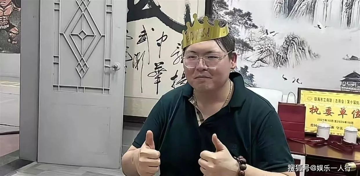 我能回家吃饭,他不行:向佐当着易立竞红了眼