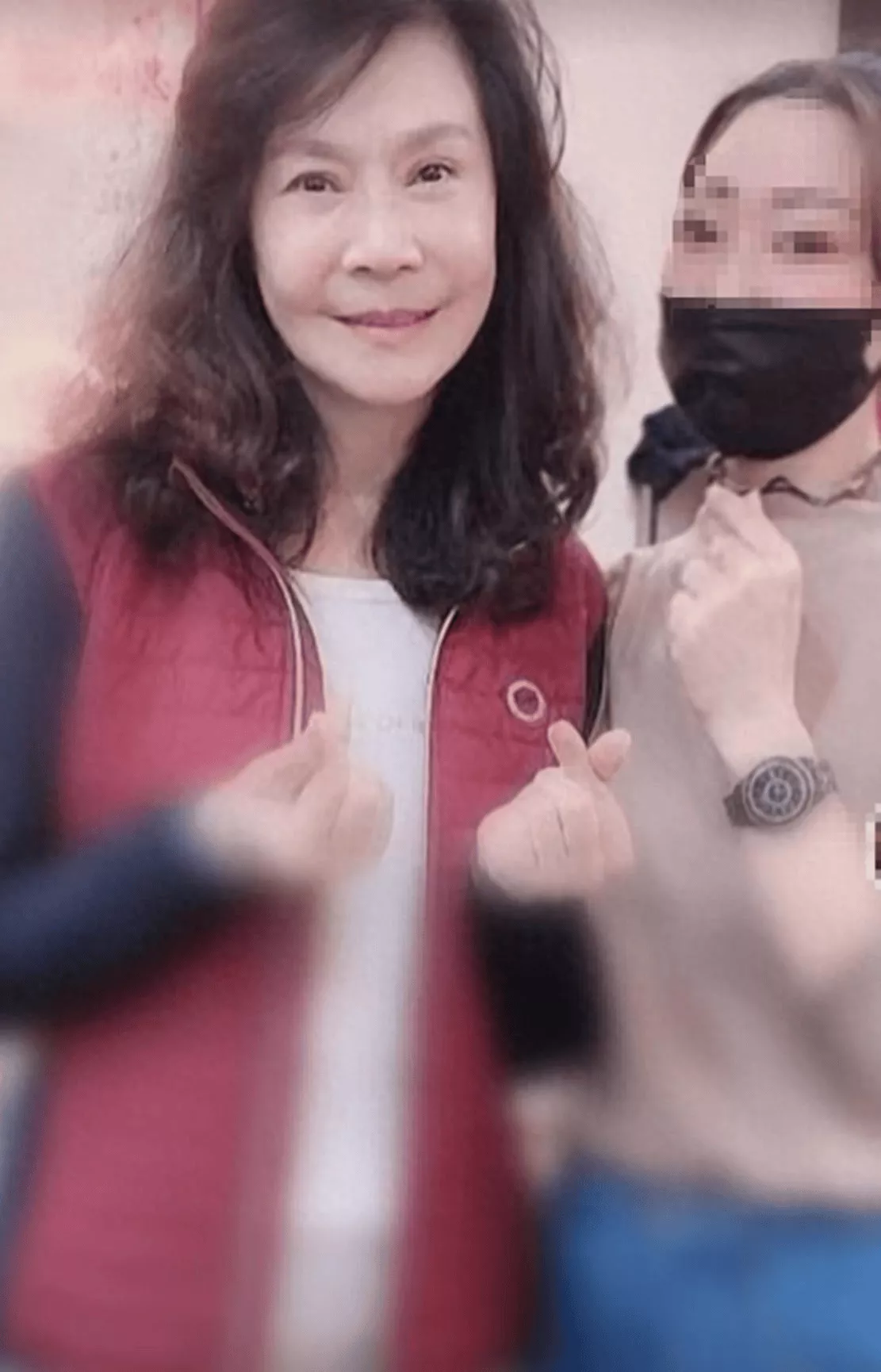 俞小凡和翁家明现身厦门面馆,换发型好显年轻