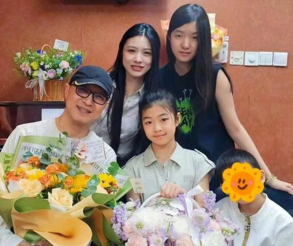 汪峰花26万学费给森林北养女儿,女方拎爱马仕贵气