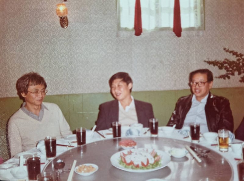 左起：张五常、习近平、香港华闽集团负责人。 （1986年） 图：林保华提供