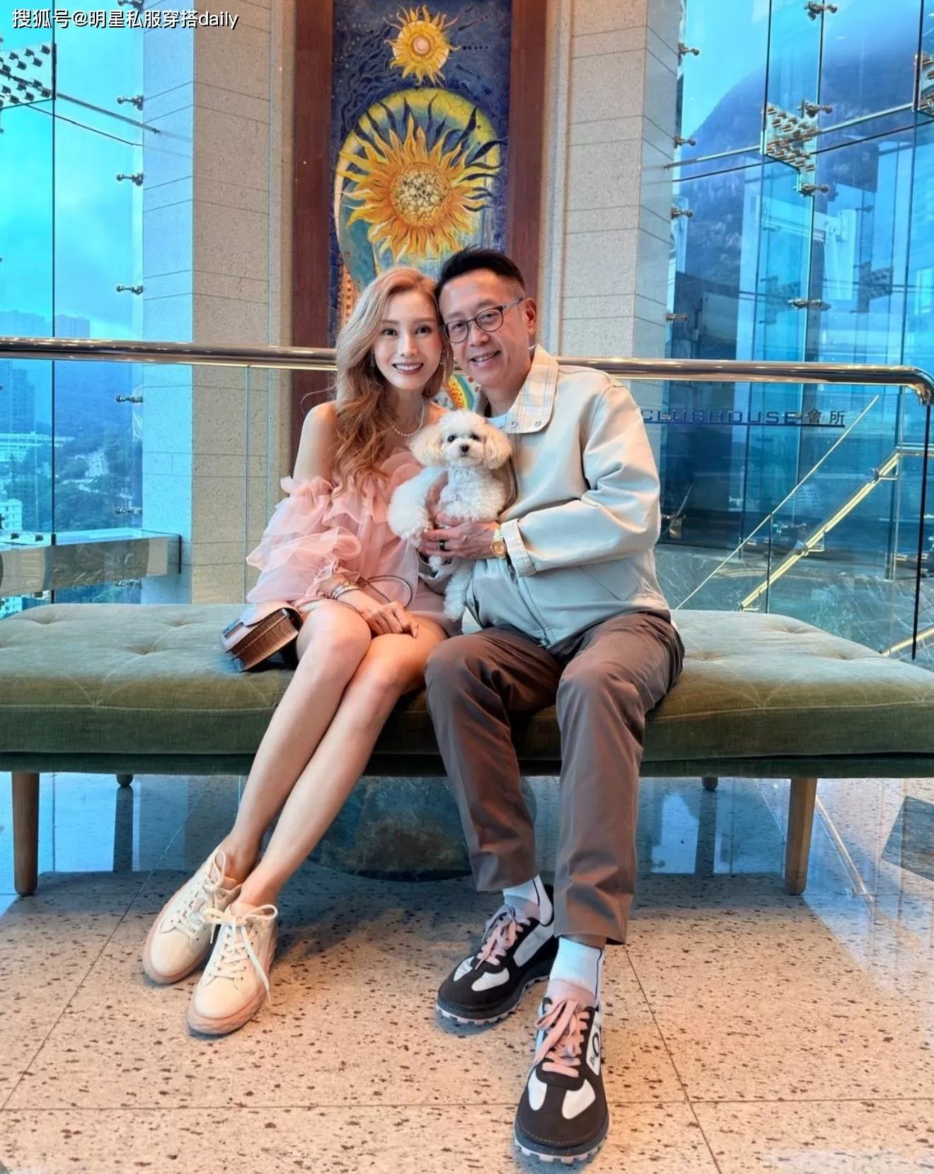 56岁李嘉欣庆生秀恩爱,穿粉色真丝衬衫背爱马仕