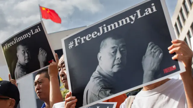美国洛杉矶中国领事馆外黎智英支持者抗议要求香港放人（14/2/2026）