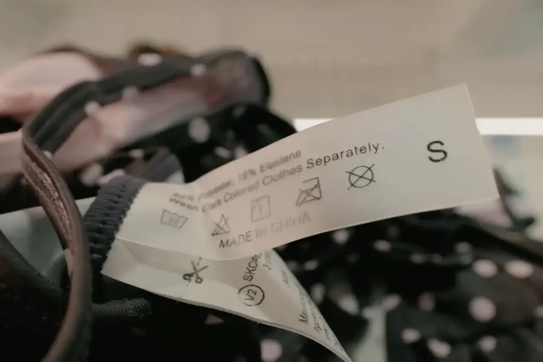兴城某泳装企业销往海外的泳衣，洗水唛上写着“Made in China”