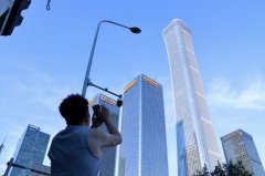 小飞机撞北京最高楼「中国尊」 官方通报：驾驶死亡、13人受伤