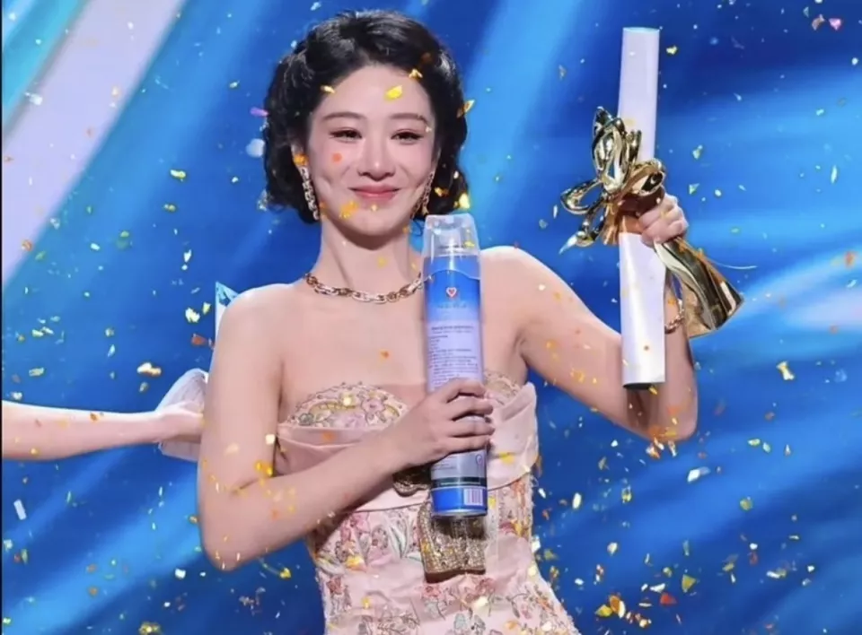 白玉兰现场：杨紫夺视后落泪，杨幂绿裙子醒目