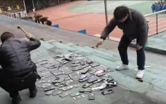 中国一学校当众砸烂百部学生手机