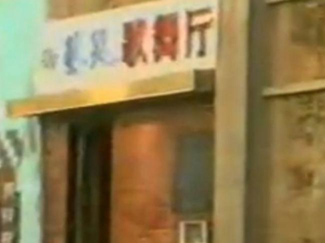 “穷鬼乐园”17岁青年点烟酿大火 233人尸叠尸