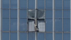 “中国尊”严格封锁 撞击痕迹远处仍清晰可见
