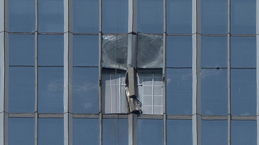 6月27日,北京最高建筑中信大厦,又称“中国尊”,一处因小型飞机撞击而受损的部位已被封挡。 6月27日,北京最高建筑中信大厦,又称“中国尊”,一处因小型飞机撞击而受损的部位已被封挡。