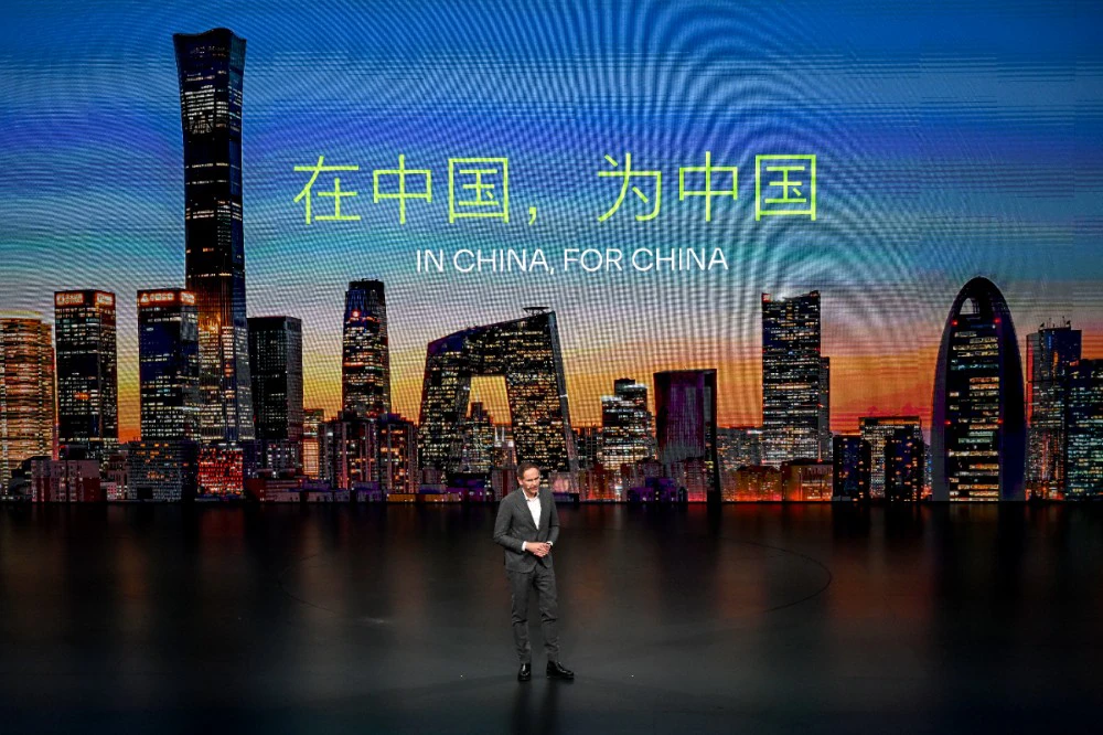 30年前福斯带着技术进中国换市场，30年后中国车厂正考虑直接买下福斯在欧洲的厂。 （德国汽车（VW）执行长奥利佛布鲁姆/法新社）