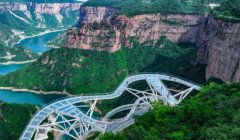 吓傻！中国5A景区“玻璃步道”被一把雨伞扎裂