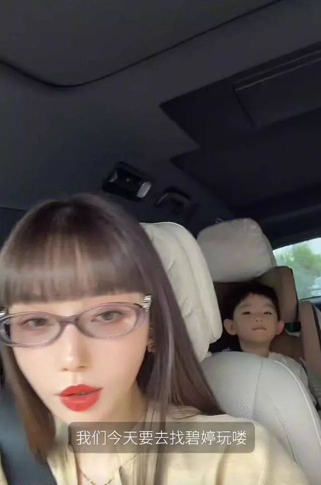 郭碧婷一家与夕又米北京游玩,女儿好粘向佐