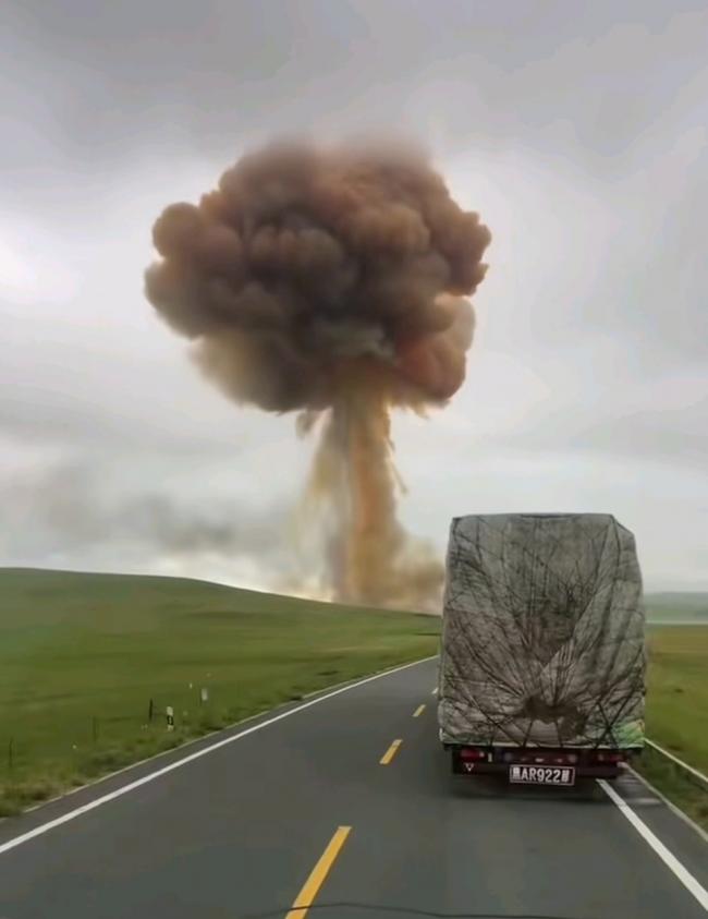 中国“北境公路之王”爆炸 现场蘑菇云冲天 中国“北境公路之王”爆炸 现场蘑菇云冲天
