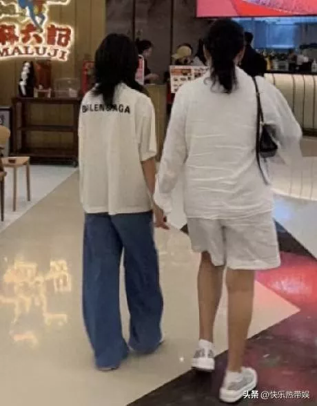 张兰牵着玥儿去麻六记，深夜嗦粉卖力宣传