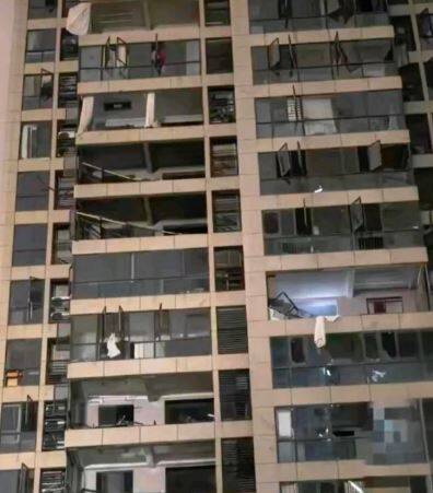 鄂州市1高层住宅的4人家庭，在试图关窗时，竟有3人不幸被风卷出室外最后坠楼而亡。 （图撷取自X）
