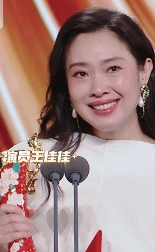“秋裤女神”王佳佳新剧爆红:曾被大27岁知名导演抛弃 35岁再嫁低调导演