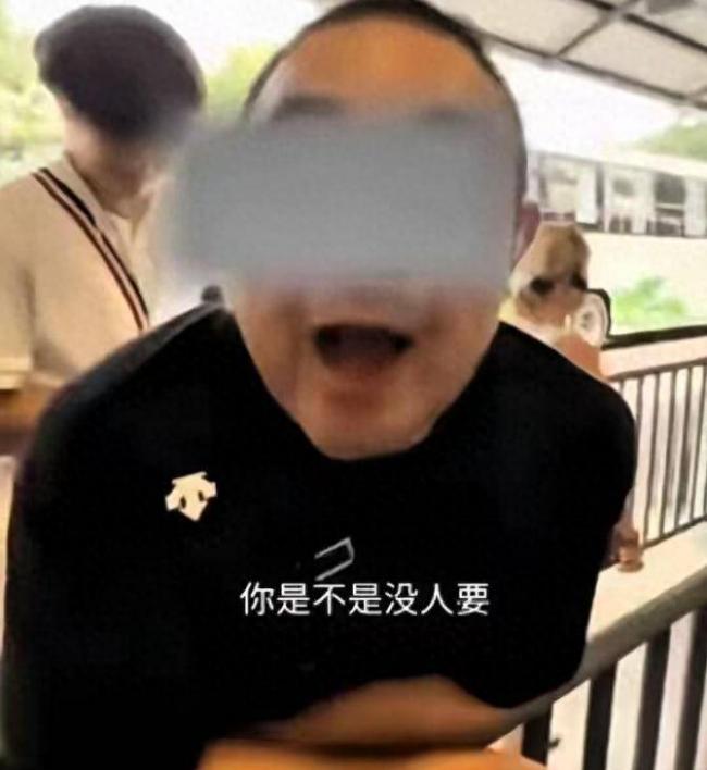 骂完同胞后,对着老外笑:北京导游事件后续来了 骂完同胞后,对着老外笑:北京导游事件后续来了