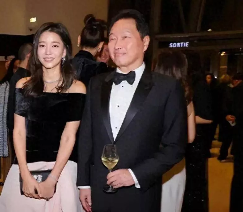 金熙英不愧是“最强小三”，和16岁女儿同框像姐妹