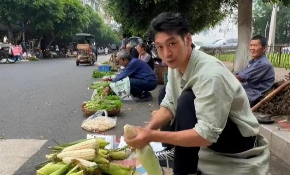 知名男演员无戏可拍，回四川老家摆摊卖菜