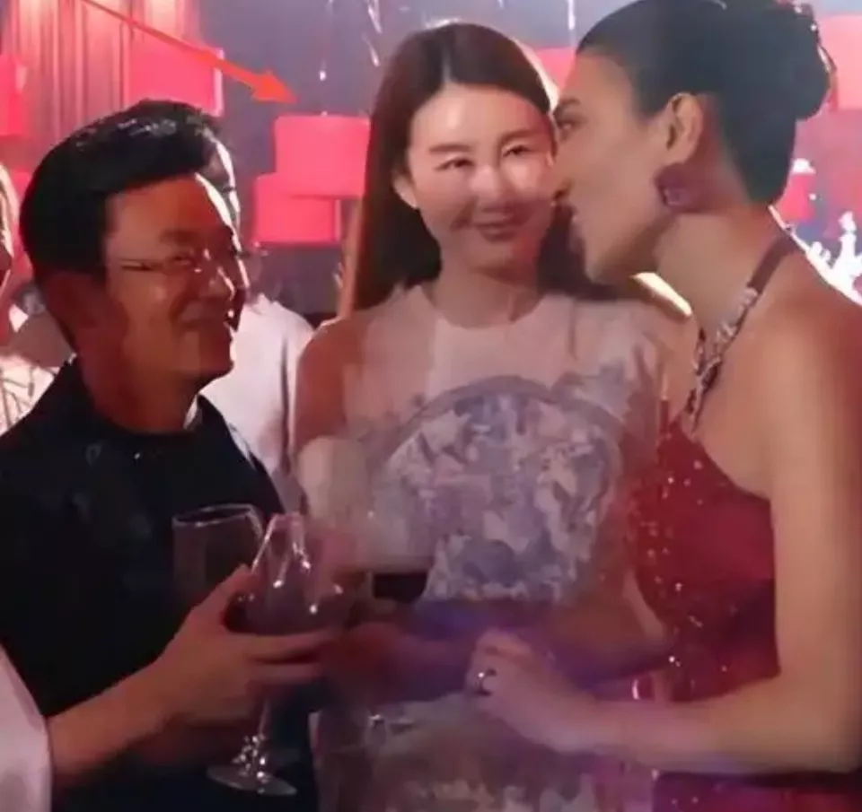 王宝强身边那个“大鸟依人”的冯清,远比你想象中聪明