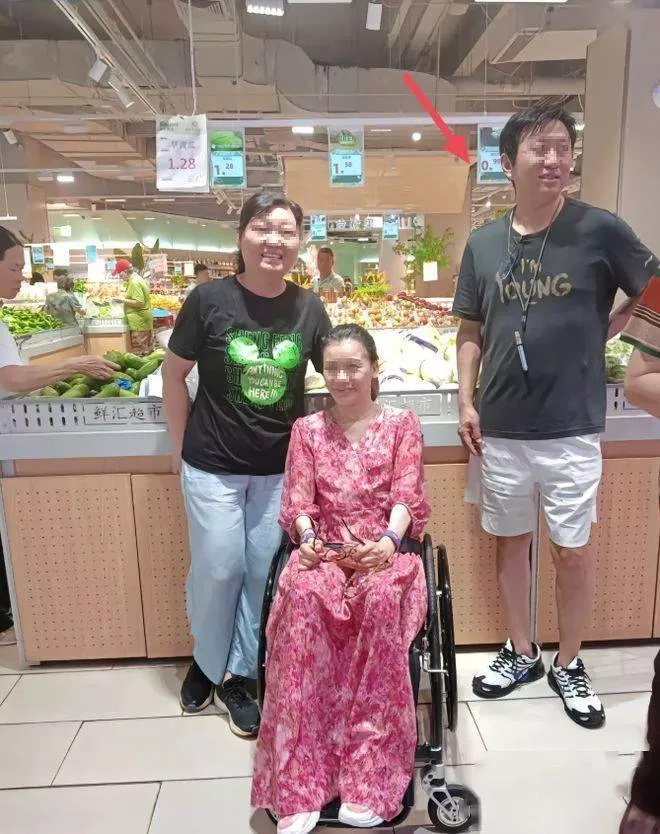 45岁桑兰和老公超市买菜被偶遇，坐轮椅气色好