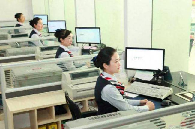 金饭碗彻底凉了！年轻人扎堆辞职