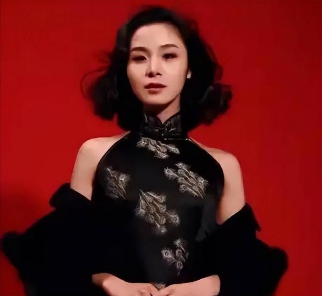 她是密春雷前妻，独居崇明岛养龙凤胎