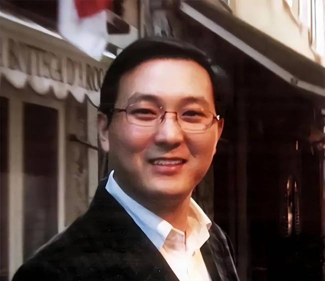 她是密春雷前妻，独居崇明岛养龙凤胎