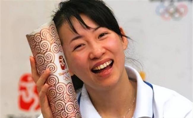 她是密春雷前妻，独居崇明岛养龙凤胎