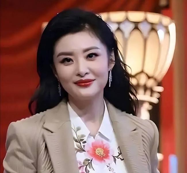 她是密春雷前妻，独居崇明岛养龙凤胎