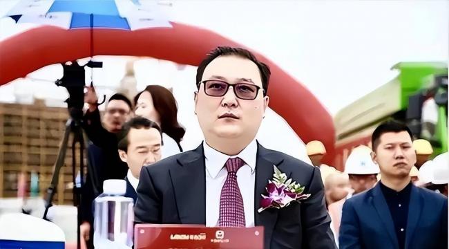 她是密春雷前妻，独居崇明岛养龙凤胎
