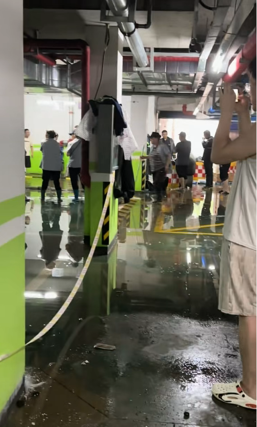 沈阳小区地下车库墙体暴雨中坍塌 露出大量生活垃圾