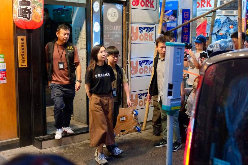 「留下書舍」一名職員15日在警方搜查後被帶走。(法新社) 「留下书舍」一名职员15日在警方搜查后被带走。 (法新社)
