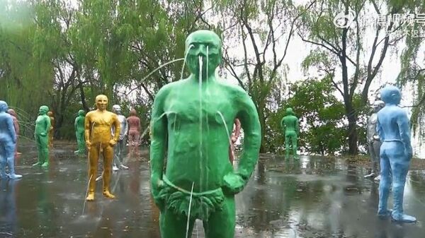 上海东方绿舟的池中人雕像近期成为网上讨论焦点,多数网友认为气氛阴森,宛如邪教仪式。 (图/翻摄微博)