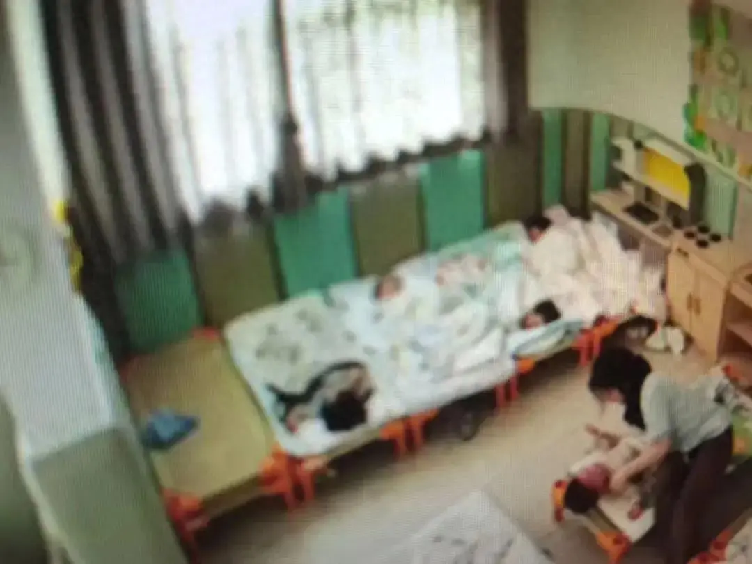 上海16月龄幼儿入托第一天遭老师虐待29分钟