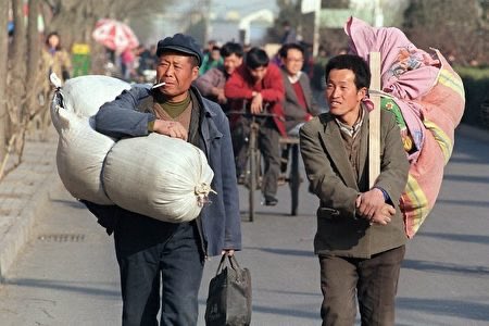 一个拿不到血汗钱的农民工被逼成杨佳,用自制的土炸弹去讨薪,结果炸伤了自己和他人被法院判了六年,更诡异的是,国内有关这个话题的报道和讨论遭到全 网封杀!看来中共最害怕出现杨佳这类不畏死的人,更害怕民间纷纷仿效自制炸弹! 河北唐山农民工刘全因为56000元工资被 ...