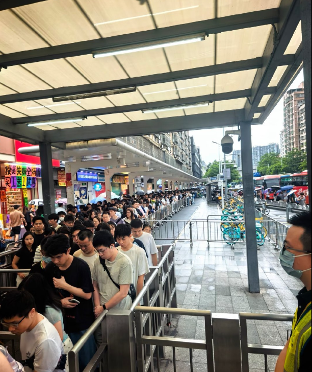 等待安检的人潮排到车站外。 （图撷自微博）