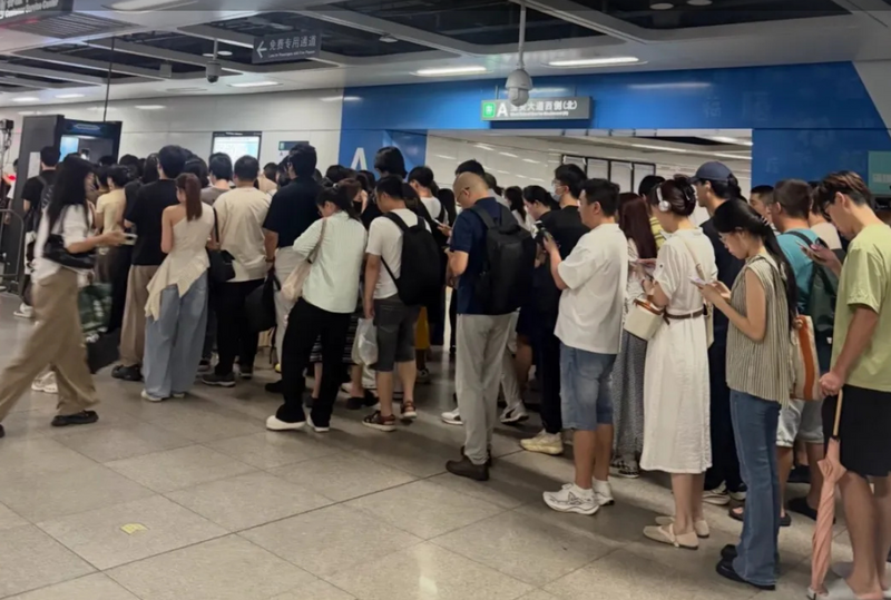 中国深圳地铁19日全面安检，上下班高峰期各地铁站挤得水泄不通，民众莫不怨声载道。 （图撷自微博）