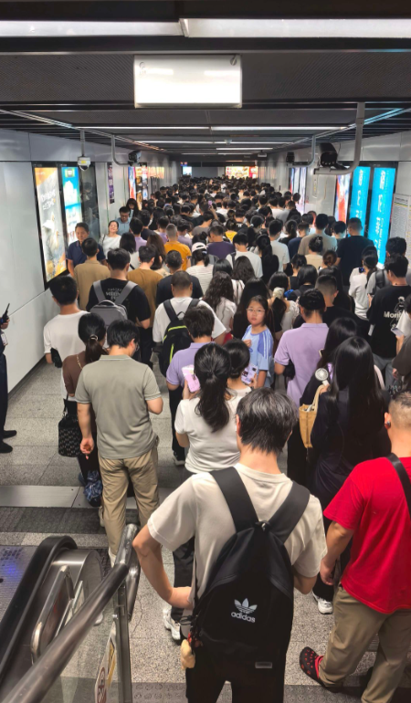 深圳地铁高峰时期人流密密麻麻。 （图撷自微博）