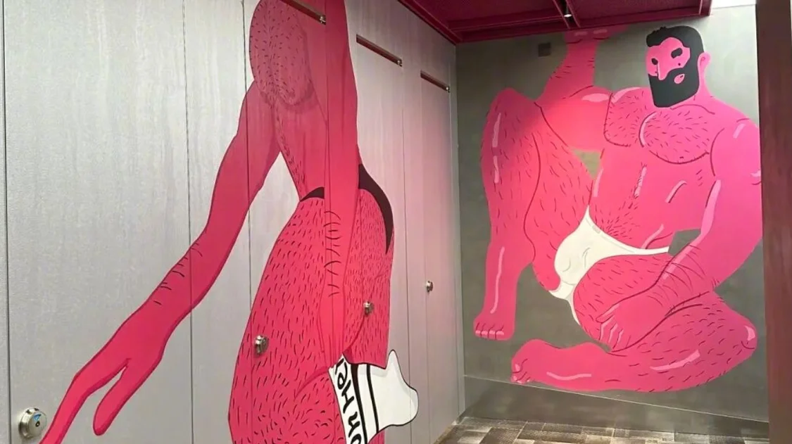 商场女厕壁画被指低俗 壁画中男子仅穿内裤姿势挑逗