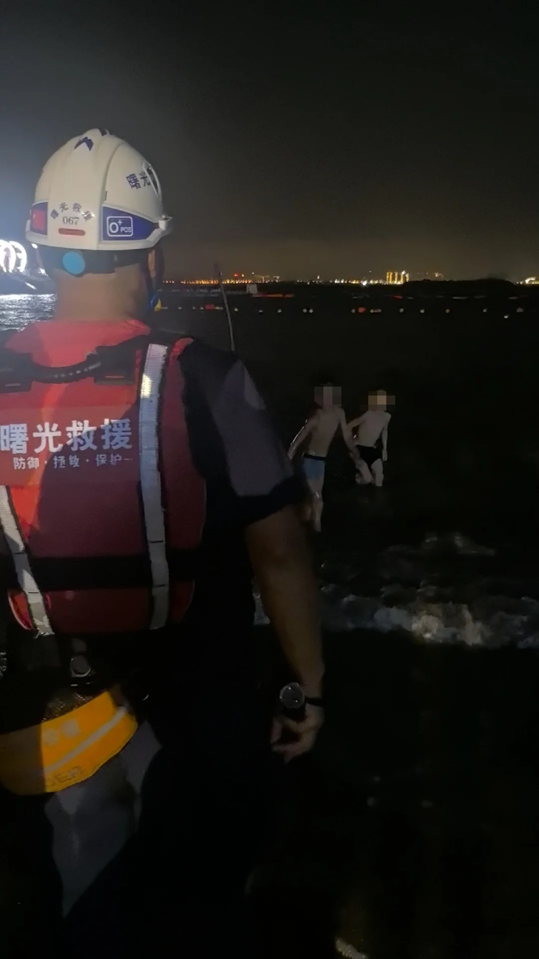 △曙光救援队队员在海边劝阻下水游客。