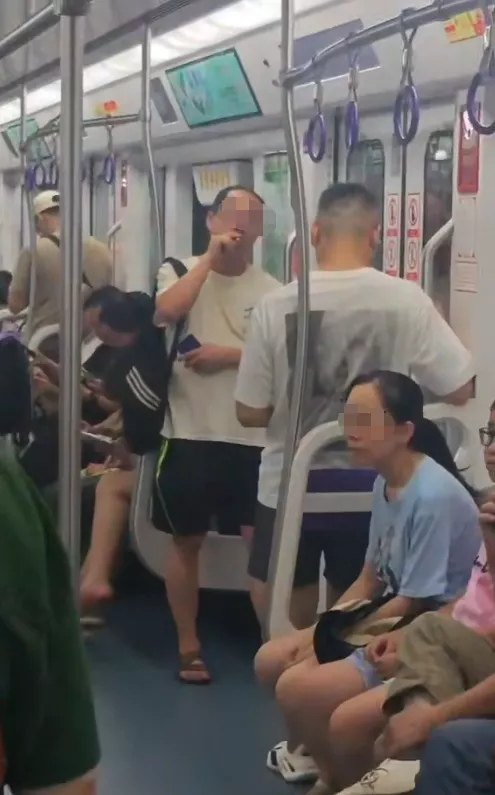 网友反映重庆轨道10号线有人车厢内吸烟,当地回应