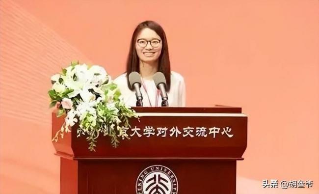 照片疯传：王虹导师凝视徒弟眼神，全网破防