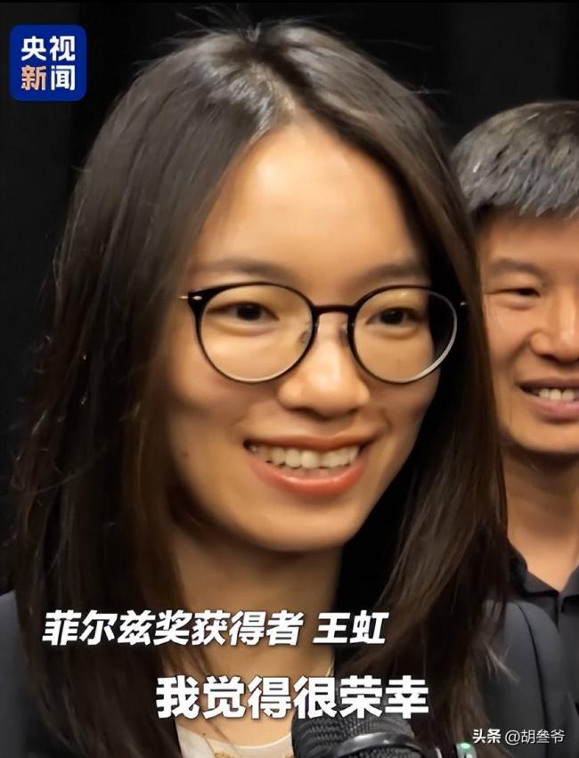 照片疯传：王虹导师凝视徒弟眼神，全网破防