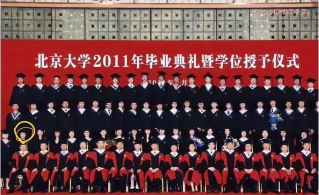 王虹北大毕业照流出，获评优秀毕业生，网友却嘲