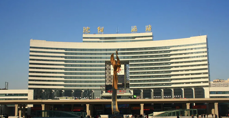 中國女子在搭乘高鐵時大聲喧嘩遭他人制止,竟叫囂她全家都是「體制內」。中國高鐵瀋陽北站示意圖。(圖擷自百度百科)