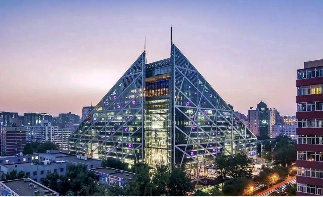北京侨福芳草地,是北京第一栋绿建筑,也是第一栋「时尚与艺术的社交中心」综合商业体... 北京侨福芳草地,是北京第一栋绿建筑,也是第一栋「时尚与艺术的社交中心」综合商业体...