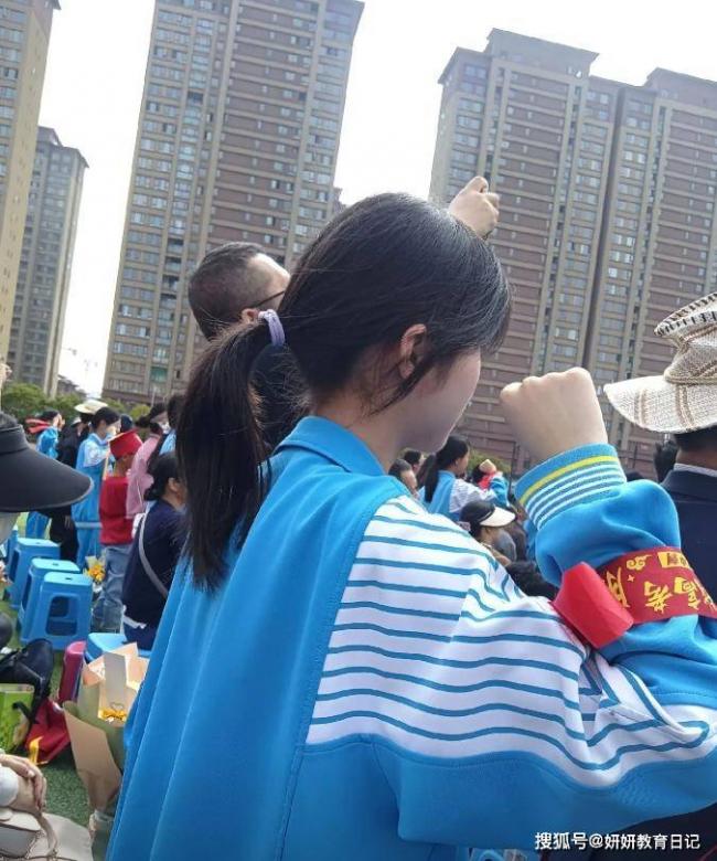 “别碰体育生”,一张高中母女合照令人心酸 “别碰体育生”,一张高中母女合照令人心酸